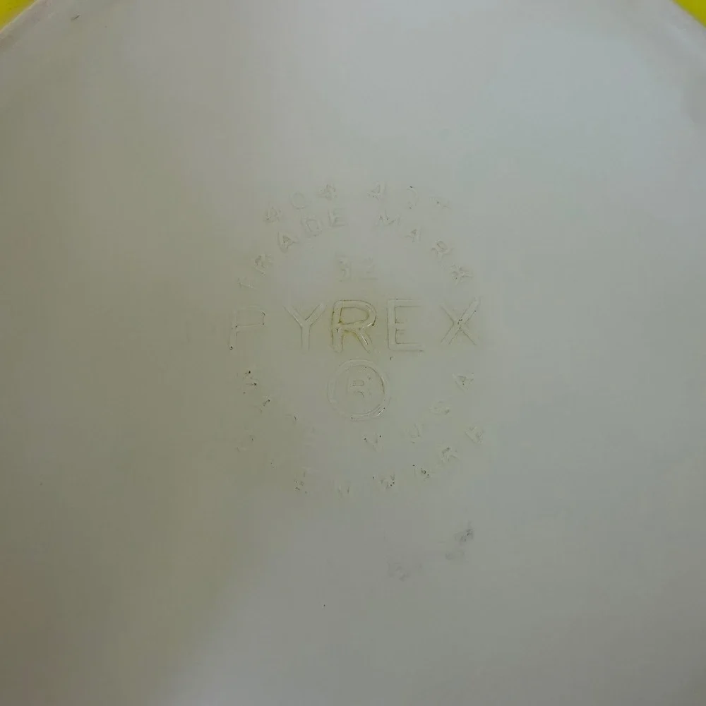 Vintage Pyrex 404 Yellow Mixing Bowl 4 Quart Opal Glass MCM Ovenware 10.5 Inch